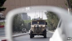 在阿富汗首都喀布尔街头巡逻的美国军车。（2017年8月23日）