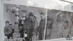 7月份习近平访俄时，俄罗斯在莫斯科组织图片展览介绍两国密切关系，其中一幅图片显示苏联专家1957年在新疆克拉玛依油田。