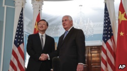 中國負責外交事務的最高級官員楊潔篪在美國國務院與國務卿蒂勒森握手（2017年9月12日）