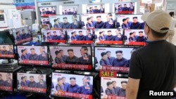 一名韩国顾客在首尔的一家电器商店里观看朝鲜核试验的新闻。（2017年9月3日）