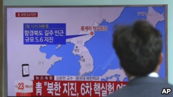 韩国首尔一名男士在火车站收看关于朝鲜可能进行核试爆的电视新闻