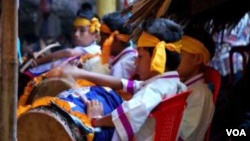 缅甸若开邦的少年在集会上表演若开族战鼓。（美国之音朱诺拍摄，2013年11月7日）