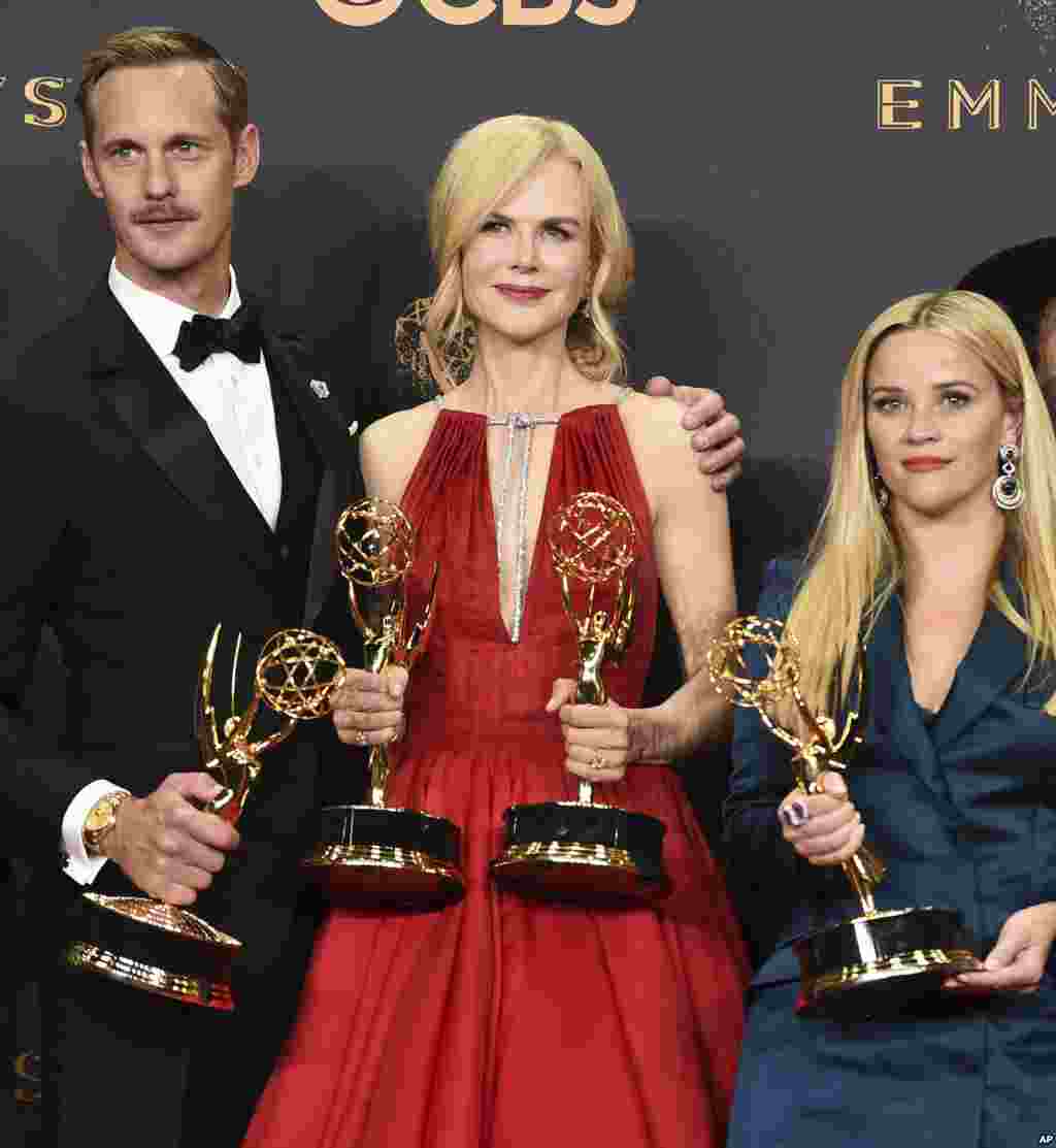 在好莱坞举行的第69届艾美奖颁奖典礼上，《大小谎言》（&quot;Big Little Lies&quot; ）的3名言演员，（左起）亚历山大&middot;斯卡斯加德、妮可&middot;基德曼（Nicole Kidman）和瑞茜&middot;威瑟斯彭（Reese Witherspoon）在新闻室中。妮可&middot;基德曼荣获限定剧类的最佳女主角，斯卡斯加德荣获限定剧类的最佳男配角（9月17日）。 妮可&middot;基德曼(Nicole Kidman)扮演一个受虐待的妻子。她在获奖感言中说，这部作品反映了家庭暴力的问题，家庭暴力是&ldquo;复杂且阴暗的疾病&rdquo;。