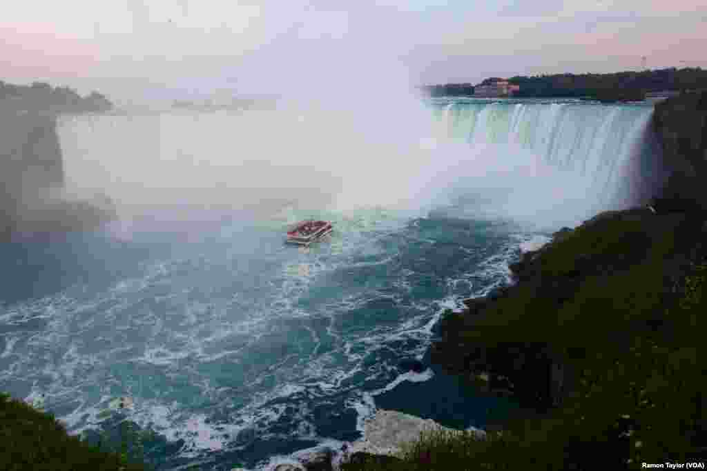 Hornblower尼亚加拉游船冒险进入马蹄瀑布的雾气中，这里的水流量每秒超过68万加仑。