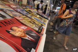 2016年7月20日，香港书展上的时代杂志封面上有习近平像及其后面的毛泽东像。