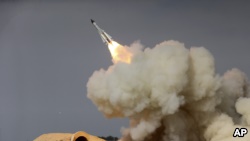 伊朗半官方的学生通讯社发布的图片显示伊朗在军事演习里发射长程S-200导弹（2016年12月29日）