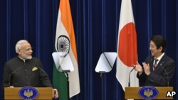 印度总理莫迪(左)和日本首相安倍(右)