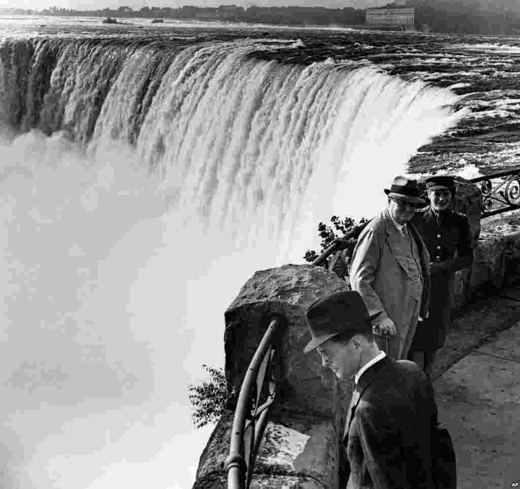 1943年8月21日，英國首相溫斯頓&middot;丘吉爾（Winston Churchill）及其女兒瑪麗&middot;丘吉爾在加拿大尼亞加拉大瀑布的馬蹄瀑布。她在前往美國的路上，在尼亞加拉度過了兩個小時，訪問了瀑布，