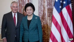 美国国务卿蒂勒森在国务院迎接来访的中国国务院副总理刘延东 (2017年9月28日)
