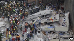 墨西哥发生7.1级大地震后，救援队伍开展生还者搜寻工作。（2017年9月20日）