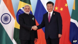 中国国家主席习近平和印度总理莫迪在厦门国际会议展览中心举行的金砖国际峰会上(2017年9月4日)