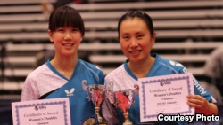 前中国奥运乒乓球选手高军(右)和高徒吴炫宁