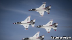 美国空军雷鸟飞行表演队2014年9月13日参加空中表演 （美国空军照片）