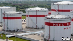 安徽省合肥市中国石化公司的石油储罐 (2009年5月31日)。中国已经宣布限制对朝鲜的精炼石油供应。