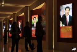 北京的中国军事博物馆的长征展览中有习近平等先后5位领导人的肖像（2016年10月24日）