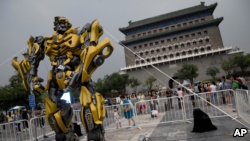 美国电影《 变形金刚4：绝迹重生（ "Transformers: Age of Extinction" ） 》中的变形金刚在北京前门前面，这是该影片在中国推销活动的一部分（2014年1月21日） 。 本片全球票房超過11亿美元，其中中国收入超过3亿美元，全球最高。而《变形金刚：最后的骑士》的北美票房不景气，但在中国却非常卖座。