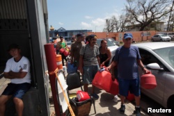 飓风过后，圣胡安的居民在加油站大排长龙 (2017你9月28日)