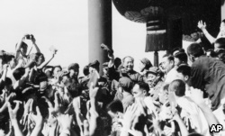 1966年8月，毛泽东和周恩来接见北京等地的红卫兵