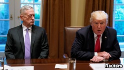 美国总统川普和国防部长马蒂斯在白宫与美国高级军事领导人举行会议（2017年10月5日）