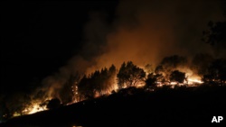 加利福尼亚的野火继续蔓延