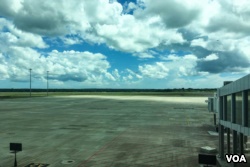 马特拉·拉贾帕克萨国际机场空荡荡的停机坪。（美国之音朱诺拍摄，2017年1月28日）