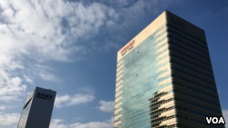 位于韩国首都首尔市中心的东和免税店大楼。 （10/16/2017 美国之音黎堡摄）