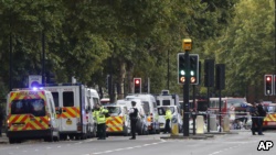 英国警方和紧急服务部门在事故现场。（2017年10月7日）