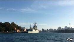 2017年10月2日澳大利亚一艘军舰停靠在悉尼港 - 美国之音黎堡摄
