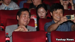 韩国群众一起观看电影《出租车司机》