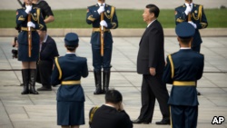 中國國家主席習近平在北京天安門廣場舉行的儀式上走向人民英雄紀念碑。習近平等中國領導人在烈士紀念日送了花籃（2017年9月30日）