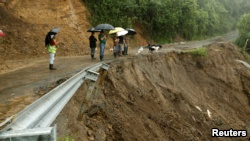 热带风暴特纳在哥斯达黎加冲垮一些公路
