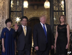 2017年二月，美国总统川普和第一夫人梅拉尼亚与日本首相安倍晋三夫妇于海湖庄园共进晚餐之前合影。