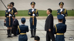 中国国家主席习近平在北京天安门广场举行的仪式上走向人民英雄纪念碑。习近平等中国领导人在烈士纪念日送了花篮（2017年9月30日）