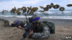 在美韩军事演习中，韩国海军陆战队在烟雾弹掩护下抢滩登陆