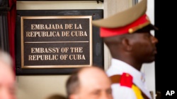 资料：古巴驻美国大使馆门前的仪仗兵