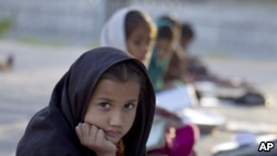 巴基斯坦贫民区的儿童在志愿者设置的临时学校上课