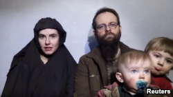 塔利班社交网站2016年12月19日视频截屏显示，美国人凯特兰·科尔曼、她的加拿大籍丈夫博伊尔以及他们当时的两个孩子。